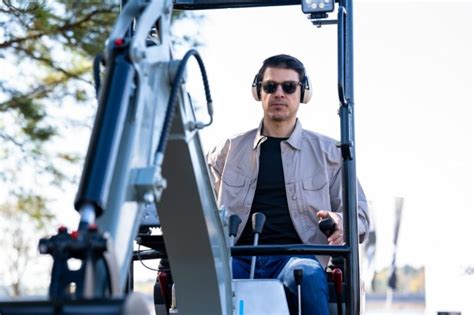 Using a Mini Excavator 的图像结果