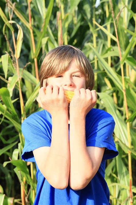 男孩玉米吃 库存图片. 图片 包括有 男朋友, 暂挂, 孩子, 子项, 问题的, 绿色, 农场, 尖酸, 衬衣 - 44702313