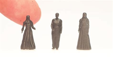 UNPAINTED Figures: Standing Indian Women – Precision Model Works