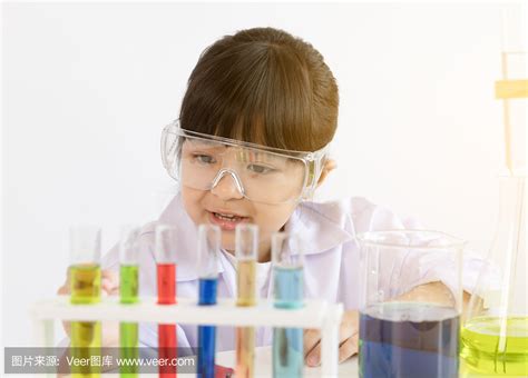 做实验的小科学家在实验室里 库存照片. 图片 包括有 汉语, 户内, 化学家, 教育, 孩子, 玻璃, bothy - 57972760