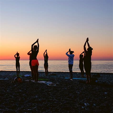 Extreme Yoga Outside 的图像结果