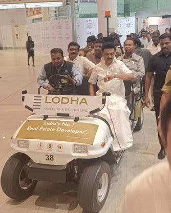 மும்பை வந்த தமிழ்நாடு முதலமைச்சர் மு.க ஸ்டாலினுக்கு உற்சாக வரவேற்பு ...