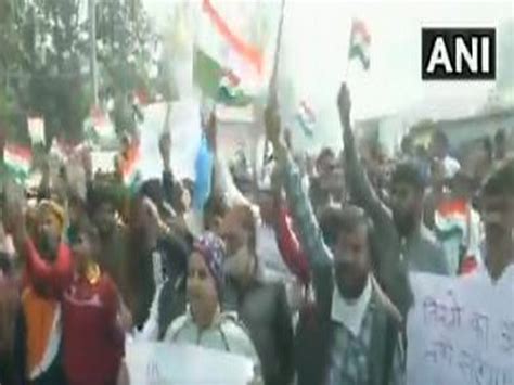 Locals raise slogans to vacate Singhu border amid farmers' agitation