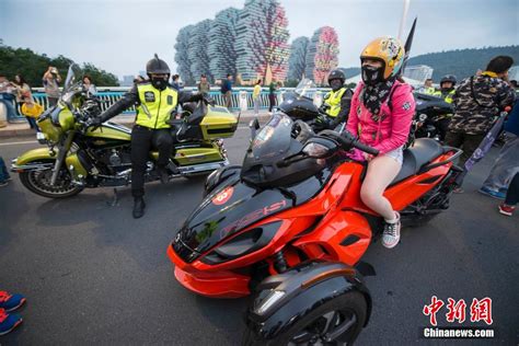 海南琼海：数千电动车摩托车“挤爆”停车场_新闻中心_中国网