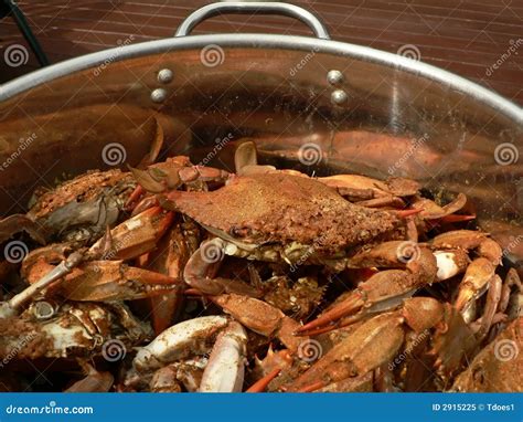 Blue Crabs Closeup With Thai Seafood Dipping Sauce On A Plate, O ...