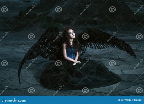天使黑色翼 库存照片. 图片 包括有 有吸引力的, 服装, 生活方式, 黑暗, 地狱, 夫人, 守护程序 - 63774880