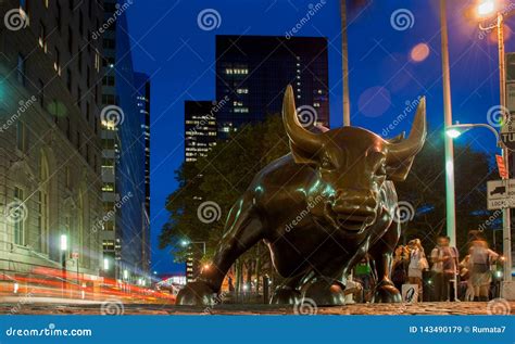 Il Toro Di Carico Di Wall Street O Del Toro O Il Toro Di Campo Da Bocce ...