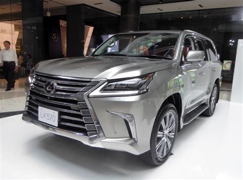 2010 Lexus LX 570 packs new features and vision
