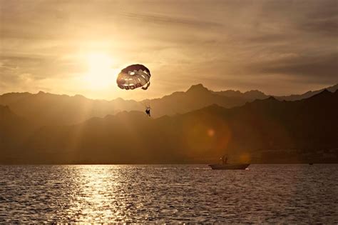 Parachuting Sunset 的图像结果