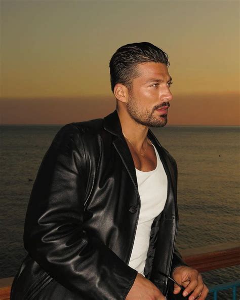 Simone Susinna, chi è l'attore italiano che sta conquistando il mondo?