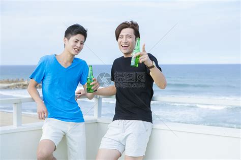 海边喝酒聊天的男性高清图片下载-正版图片502034835-摄图网