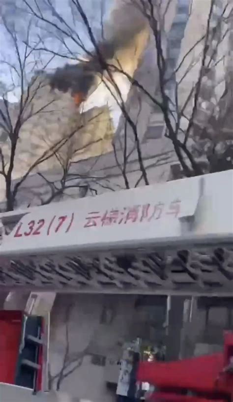 上海一高层居民楼今晨突发大火，楼顶烧成“烟囱”……幸无伤亡