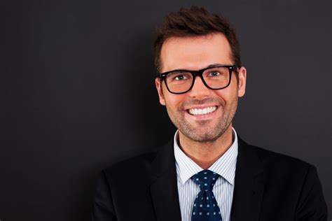 10 Examples Of Good Headshots That Land Jobs In 2026