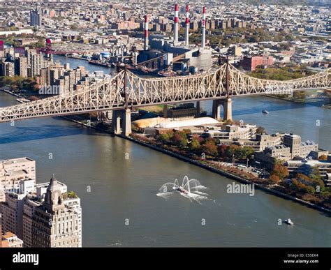 Bridge across a river, Queensboro Bridge, Roosevelt Island, East River ...