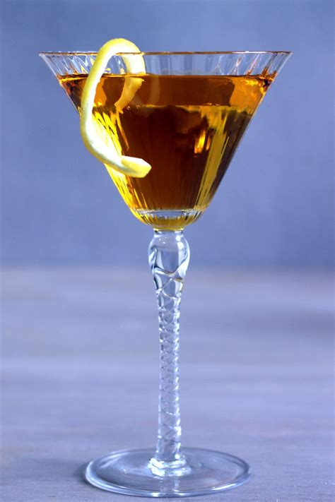 Loch Lomond drink recipe with Scotch, Drambuie and dry vermouth ...