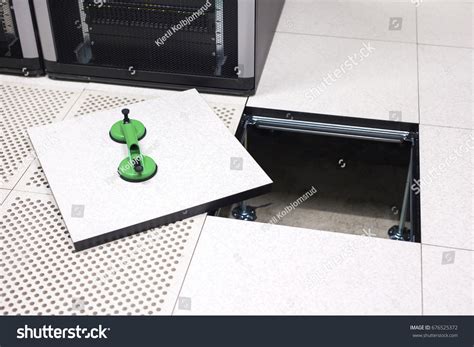 Lifted Datacenter Floor Tile Vacuum Suction库存照片676525372 | Shutterstock