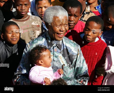Nelson mandela with children hi-res stock photography and images - Alamy