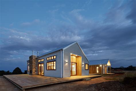 澳大利亚乡村波纹钢小屋建筑-253平方米，提供了坚固耐用的外观设计，里屋有三间小房间，一个共享的浴室，一个开放式的厨房，餐厅，客厅和游戏室，和 ...