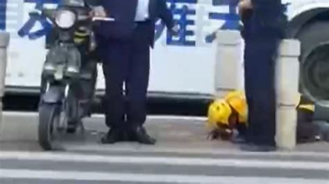 广东警方通报外卖骑手被查后下跪求情：电动车不符合上路标准，还涉嫌酒驾_手机新浪网