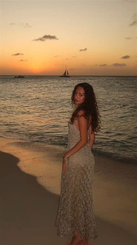 emrie on Instagram: "One happy island!" | Sunset photoshoot ideas ...