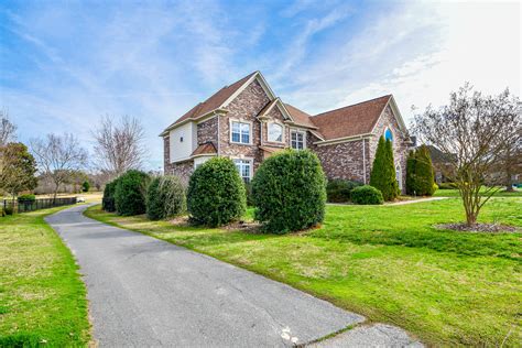 6000 Four Wood Drive Matthews, NC 28104 - Emerald Pointe Realty