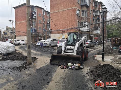 暴雨过后郑州全面“洗城” 各单位联动清理老旧小区淤泥