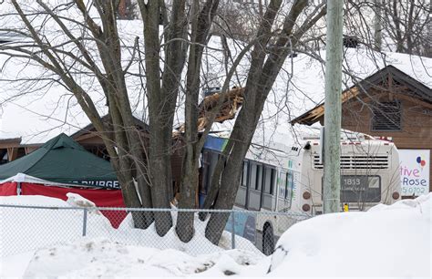 加拿大魁北克一托儿所遭公共汽车冲撞 致2名儿童死亡_事件_哀悼_警方