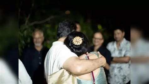 Suhasini Maniratnam:சுஹாசினியை பாசமாக அணைத்திருப்பவர் யார்னு தெரியுதா ...