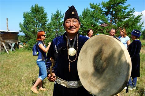 Шаманский обряд у статуи Усан-Лопсона