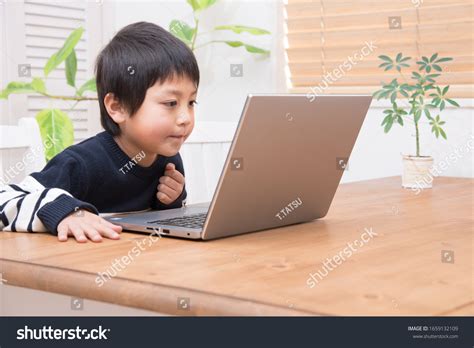 Boy Using Computer 的图像结果