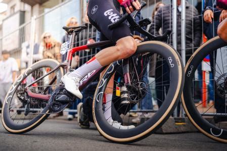 OQUO sube de nivel con sus nuevas ruedas de carretera y gravel, con ...