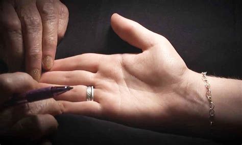 हथेली की ये रेखा साधारण घर में जन्मे व्यक्ति को भी देती है ऊंचा पद ...