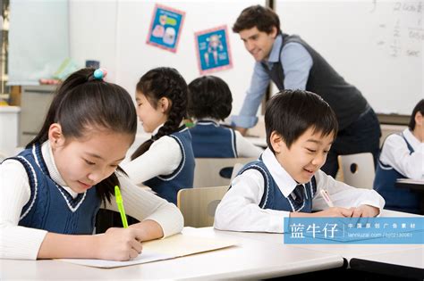 小学生和老师在课堂-蓝牛仔影像-中国原创广告影像素材
