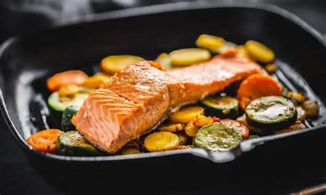 Sočen losos na žaru z zelenjavo in limonino svežino