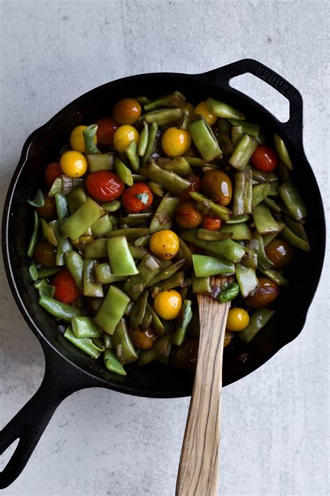 Italian Flat Green Beans Recipe (with Tomatoes and Garlic) - Cucina by ...