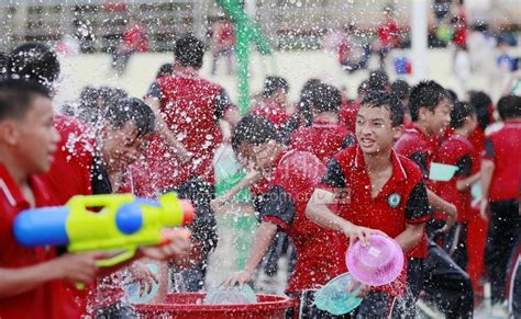穿着红色雨靴的孩子跳进水坑特写孩子玩得开心泼水的夏雨高清图片下载-正版图片505615548-摄图网