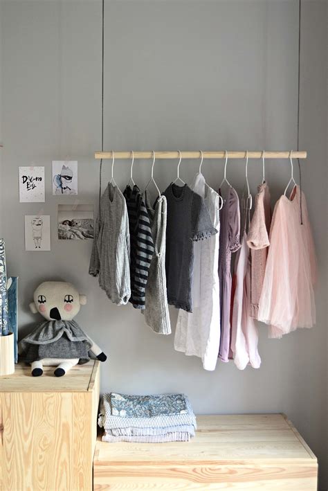 Hang on! With this DIY hanging clothes rack - DIY home decor - Your DIY ...