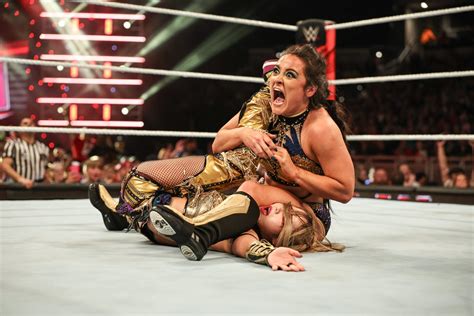 'Yikes!'... Fans shocked as Lyra Valkyria suffers 'major wardrobe ...