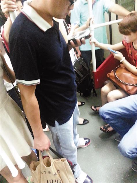 广州地铁上男子用针孔摄像偷拍女子裙底被抓现行(图)-闽南网