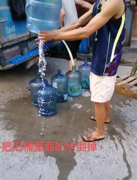 喝桶装水，怎么喝到了塑料味？(组图)-搜狐新闻