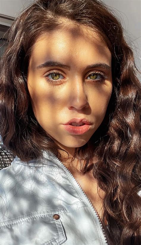 Violet Summers | Scrolller