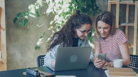 Internet Chicks: The Rise of Women Dominating the Digital World - Xiaopan
