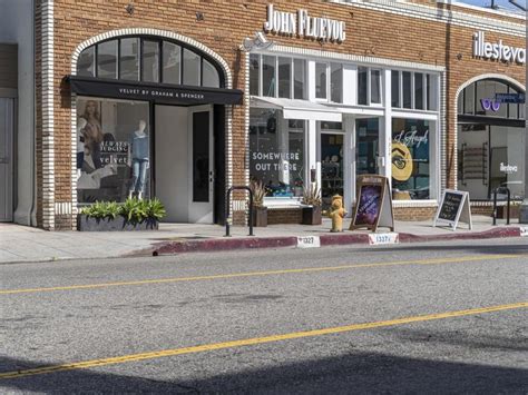 Storefront Building 的图像结果