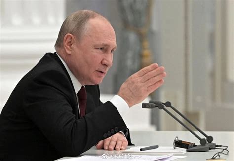 俄总统普京签署总统令 宣布承认顿涅茨克人民共和国和卢甘斯克人民共和国_手机新浪网