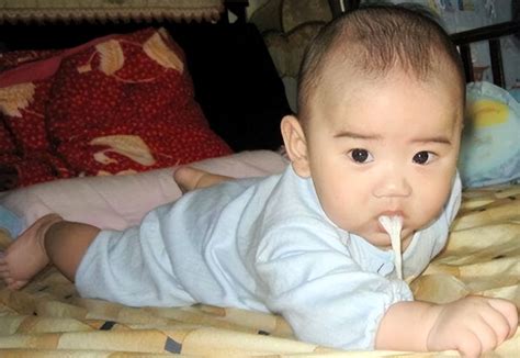 婴儿为什么会吐奶怎么回事（为什么宝宝容易出现吐奶现象）-幼儿百科-魔术铺