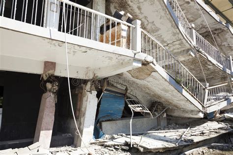 建筑物瓦砾毁坏了系列 库存照片. 图片 包括有 建筑, 气候, 适应, 经纪, 失败, 爆破, 故障, 布琼布拉 - 10418910