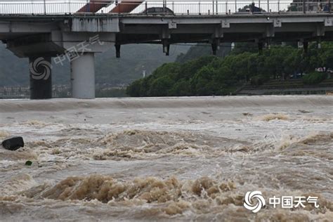 台风“卢碧”继续制造强风雨，广东、福建等地仍有大到暴雨