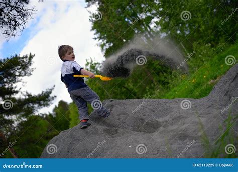 小男孩在被击碎的石头堆使用 库存图片. 图片 包括有 上涨, 人员, 绿色, 使用, 一个, 花匠, 弯曲 - 62119229