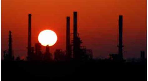 Oil rises as uncertainty around supply persists