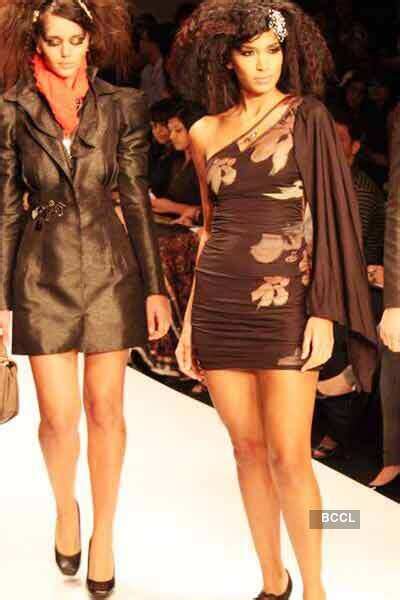 Models present the creations by designer Mandira Wirk at Pune Fashion ...